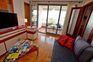 - un salon avec un canapé et une table dans l'établissement Apartment Vedrana, à Pula