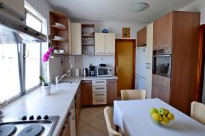 - une cuisine avec une table et un bol de fruits dans l'établissement Apartment Vedrana, à Pula