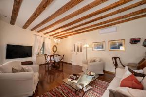 Televízia a/alebo spoločenská miestnosť v ubytovaní Stone Pearl Heritage Luxury Suite