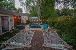 dos hamacas en un patio con una casa en Refreshing Mid Mod Retreat BG, en Bowling Green