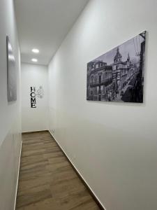 een hal met een foto aan een muur bij Calabrò 21 Appartament in Catania