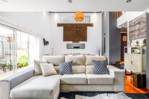 una sala de estar con un gran sofá blanco en A Tranquilidade do Campo - Villa em exclusividade, en Sesimbra
