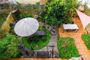 una vista aérea de un patio con sombrilla y sillas en A Tranquilidade do Campo - Villa em exclusividade, en Sesimbra