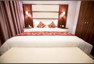 Postel nebo postele na pokoji v ubytování Verta Hotel Qouraish