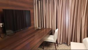 TV a/nebo společenská místnost v ubytování Verta Hotel Qouraish