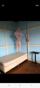 Cette chambre comprend un lit avec un parasol sur le mur. dans l'établissement Casarão, à Salvador