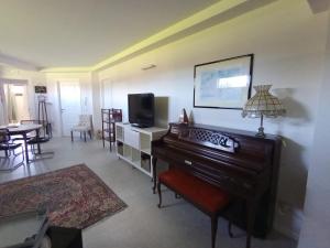 un soggiorno con pianoforte e TV di Verde Mare Isola a Carrozziere