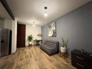 un soggiorno con divano e frigorifero di Dpto. moderno zona boulevard a Morelia Altre 2 foto