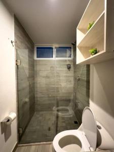 e bagno con doccia, servizi igienici e doccia. di Dpto. moderno zona boulevard a Morelia