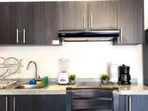 una cucina con mobili in legno e un piano di lavoro di Dpto. moderno zona boulevard a Morelia