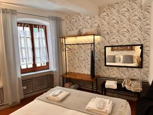 1 dormitorio con cama y espejo en Compagnia del mare, Full Apt X 2, centro storico 5 minuti dal mare, en Riomaggiore