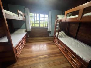Двухъярусная кровать или двухъярусные кровати в номере Angra dos Sonhos