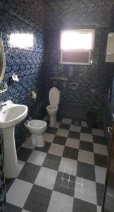 a bathroom with two toilets and a sink at Ketama Hermanos hutile in Tlata Ketama