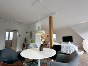 sala de estar con mesa blanca y sillas en Suite Katharina en Neuwied