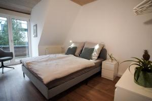1 dormitorio con 1 cama, 1 silla y 1 ventana en Suite Katharina en Neuwied