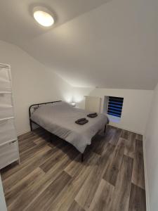 - une chambre avec un lit et du parquet dans l'établissement Se relaxer dans la vallée, à Hombourg-Haut