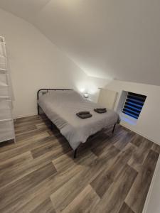 - une chambre avec un lit et du parquet dans l'établissement Se relaxer dans la vallée, à Hombourg-Haut