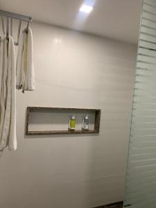 La salle de bains est pourvue d'une douche et d'un miroir mural. dans l'établissement Pirâmide palace resort, à Natal