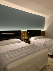 - une chambre d'hôtel avec 2 lits dans l'établissement Pirâmide palace resort, à Natal