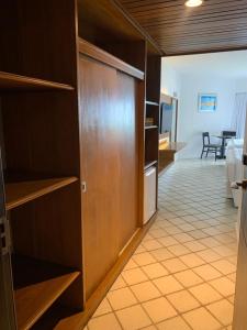 une chambre avec une cuisine et un salon dans l'établissement Pirâmide palace resort, à Natal