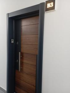 een houten deur met een klok erop bij Vila Leona B-3 in Divčibare