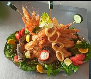 アガディールにあるSea and sun Villaの魚介類・野菜を盛り込んだ料理