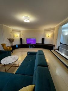 un soggiorno con divano e TV a schermo piatto di Premium Residence SPA & Garden a Glińcz