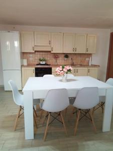 Bari PaleseにあるAngelo's Beach Houseのキッチン(白いテーブル、白い椅子付)