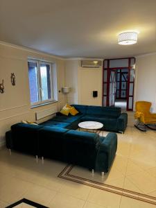 un soggiorno con divano e tavolo di Premium Residence SPA & Garden a Glińcz
