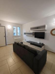 Μια τηλεόραση ή/και κέντρο ψυχαγωγίας στο ONDINA APARTMENT IN VERSILIA