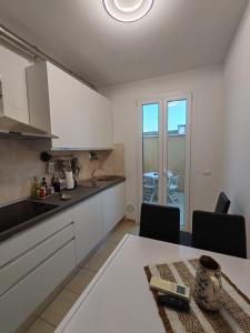 Η κουζίνα ή μικρή κουζίνα στο ONDINA APARTMENT IN VERSILIA