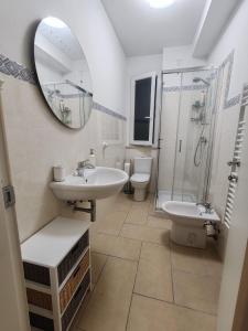 Ένα μπάνιο στο ONDINA APARTMENT IN VERSILIA +36 φωτογραφίες