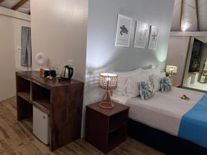 - une chambre avec un lit et une table avec une lampe dans l'établissement Blue Lagoon Beach Resort, à Nacula Island