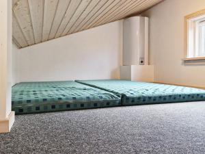 グドイェムにあるOne-Bedroom Holiday home in Gudhjem 2の天井のある部屋のベッド2台を利用する部屋1室を利用します。