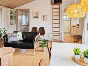 Uma área de estar em One-Bedroom Holiday home in Gudhjem 2