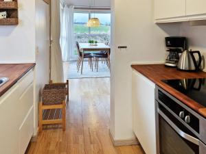 Kuchyň nebo kuchyňský kout v ubytování One-Bedroom Holiday home in Gudhjem 2