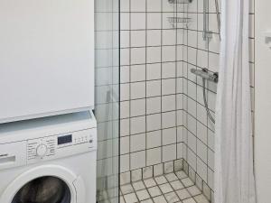 グドイェムにあるOne-Bedroom Holiday home in Gudhjem 2のバスルーム(シャワー付)の洗濯機が備わります。