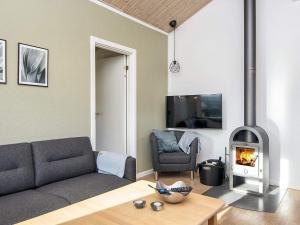 TV a/nebo společenská místnost v ubytování Holiday home Tarm XLIX