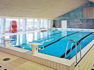 een groot zwembad in een groot gebouw bij Holiday home Thyborøn IV in Thyborøn