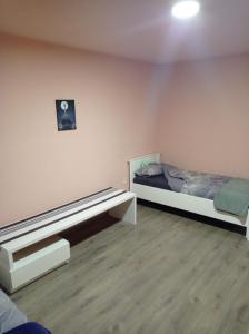 Una cama o camas en una habitación de Vezir apartman