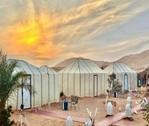 Une tente dans le désert dans l'établissement Desert Coast Opulent Camp, à Merzouga