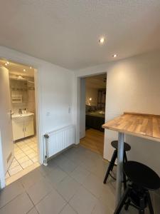 uma cozinha com um balcão e uma mesa num quarto em Apartment Violine1 am Bahnhof-City em Bayreuth