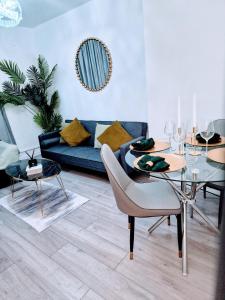 倫敦的住宿－1 bedroom flat London，客厅配有蓝色的沙发和桌子