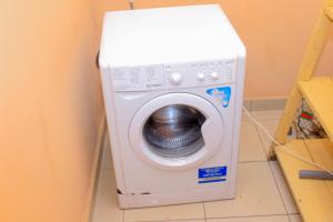y baño pequeño con lavadora y secadora. en Rooms in Bujumbura City, en Mutumba