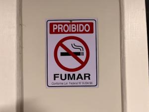バウネアーリオ・コンボリウーにあるCharmoso e Acolhedor Espaço no Coração de BCの禁煙の看板