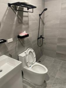 Łazienka z białą toaletą i umywalką w obiekcie Puli House w mieście Puli