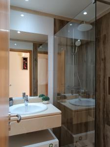 W łazience znajduje się umywalka i prysznic. w obiekcie Casa da Vila w mieście Santa Cruz