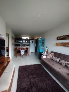 sala de estar con sofá y mesa en Condomínio Sonhos Da Serra, en Bananeiras
