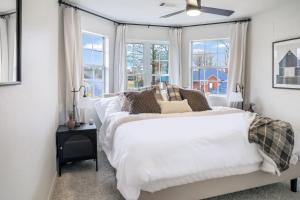 Postel nebo postele na pokoji v ubytování Lake Hamilton Carriage House 5BR; 3.5BA Sleeps 17! + 57 fotografií