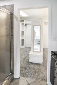 Koupelna v ubytování Lake Hamilton Carriage House 5BR; 3.5BA Sleeps 17!